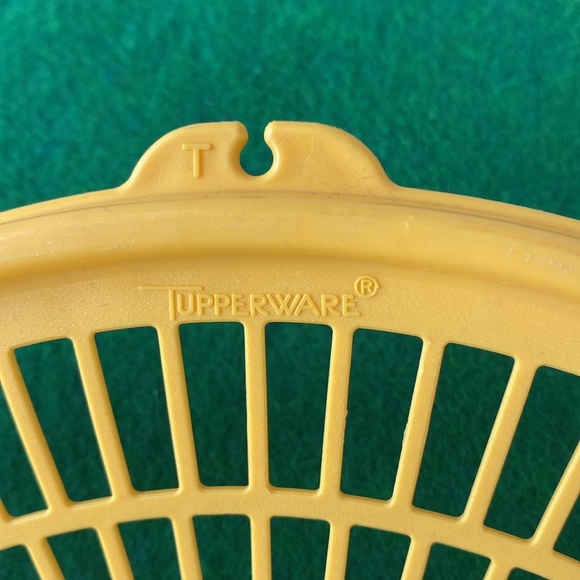 Tupperware Colander/Berry Strainer Bowl/Lid Vintage - Picture 6 of 8